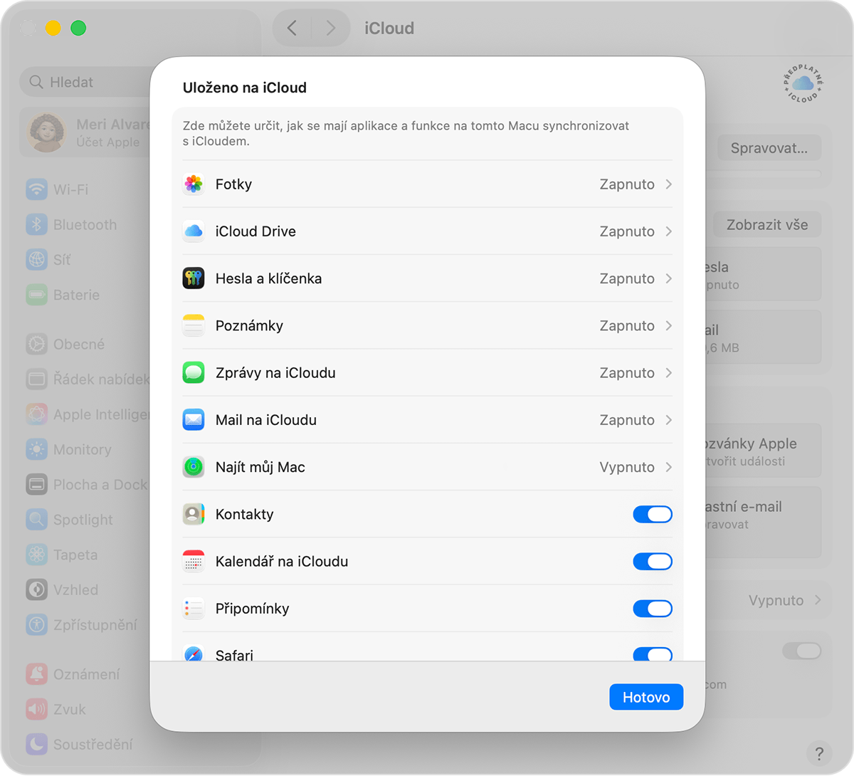 Obrazovka macOS zobrazující nabídku „Uloženo na iCloud“. Funkce Najít můj Mac je aktuálně vypnutá.