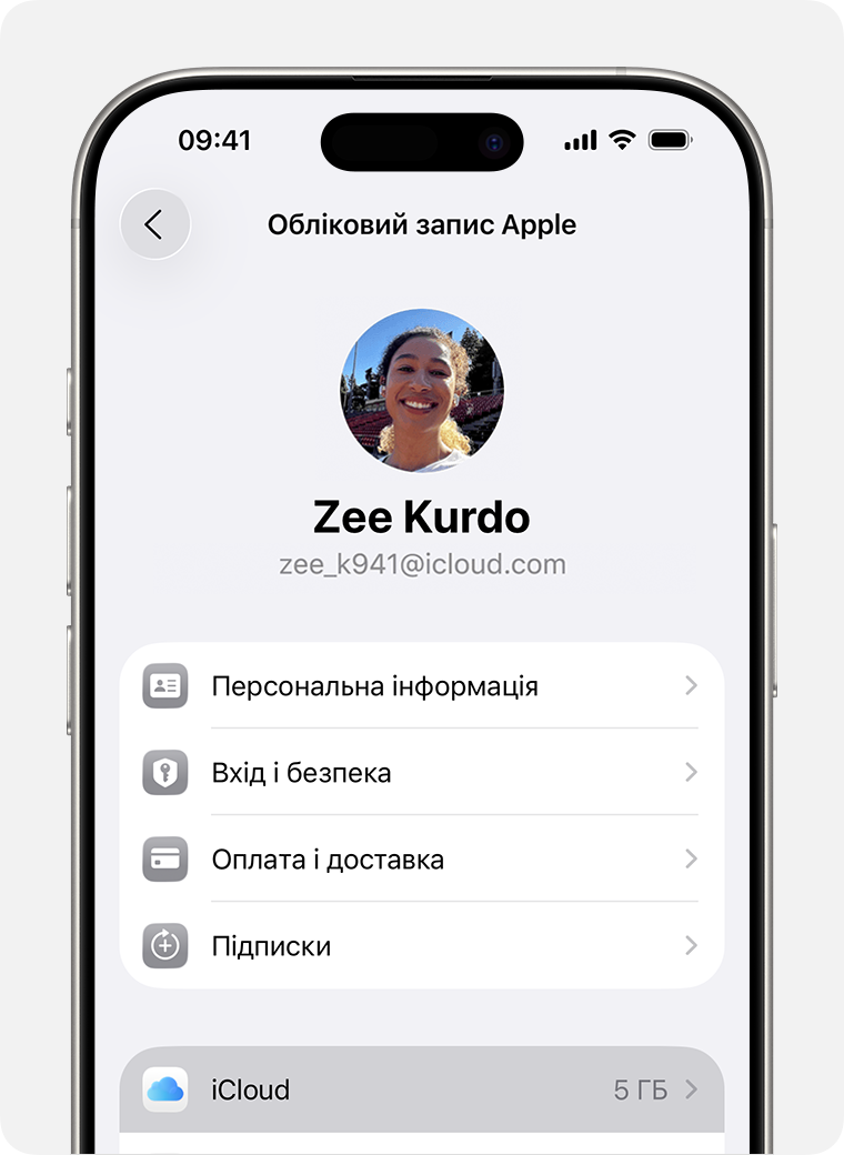 Екран iPhone із параметрами Apple ID, де iCloud виділено як наступний крок для резервного копіювання пристрою.