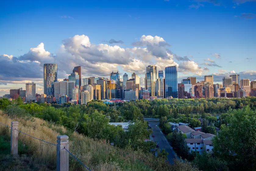 Une image de Calgary superposée au texte «Calgary».