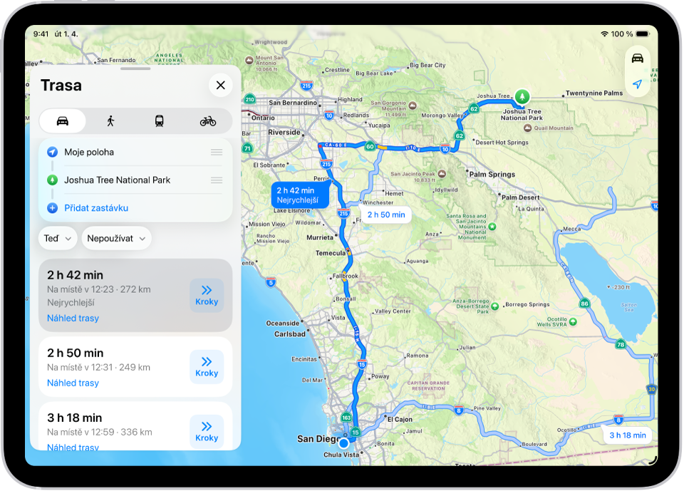 Na iPadu se zobrazuje mapa s několika trasami pro jízdu autem do téhož cíle. U každé trasy je uveden odhadovaný čas a vzdálenost a tlačítko Kroky pro zobrazení podrobných pokynů. Barevné kódování na každé trase označuje dopravní podmínky.