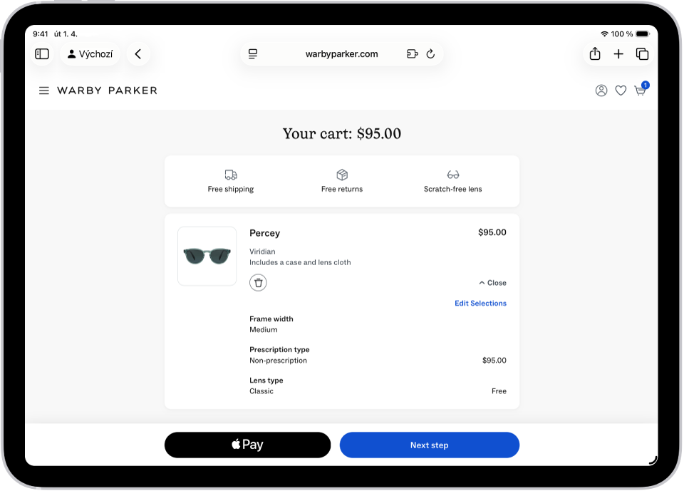 Na webové stránce v Safari je zobrazený nákupní košík s cenami vybraných položek. V pravém dolním rohu se nachází tlačítko Apple Pay.
