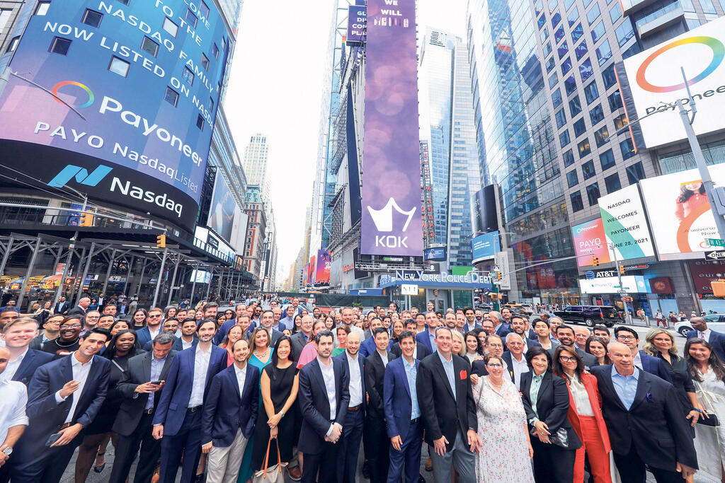 Payoneer employees at Times Square. (Photo: eclipse_media) מגזין עצמאות 4.5.22 עובדי פיוניר מתקבצים בטיימס סקוור בניו יורק