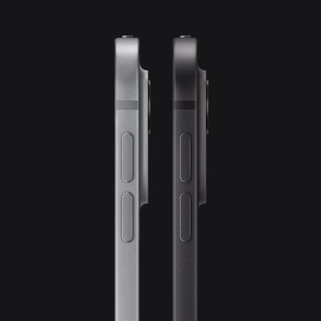 Hai thiết bị iPad Pro, vỏ ngoài mặt bên, nằm dọc, màu bạc và màu đen không gian, nút tăng âm lượng, nút giảm âm lượng, các góc được bo tròn, cạnh thẳng, hệ thống camera pro nhô lên