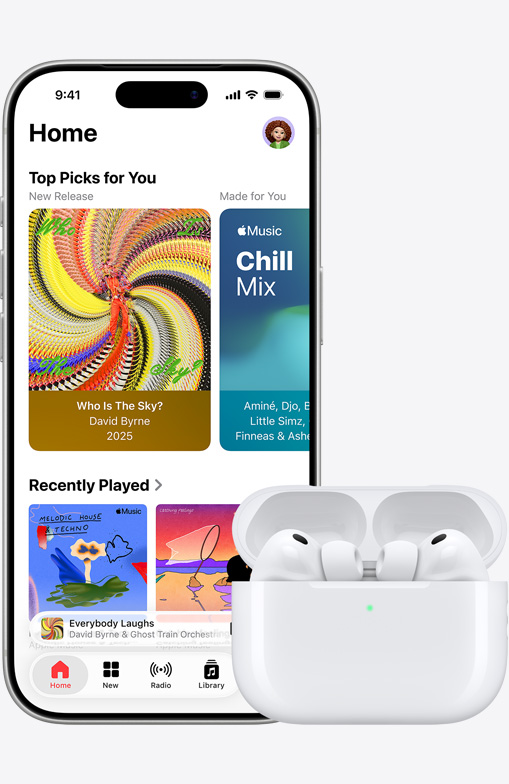  Vorderseite eines iPhone 17 Pro, Apple Music App mit geöffnetem Homescreen, daneben AirPods Pro 3 im geöffneten MagSafe Ladecase